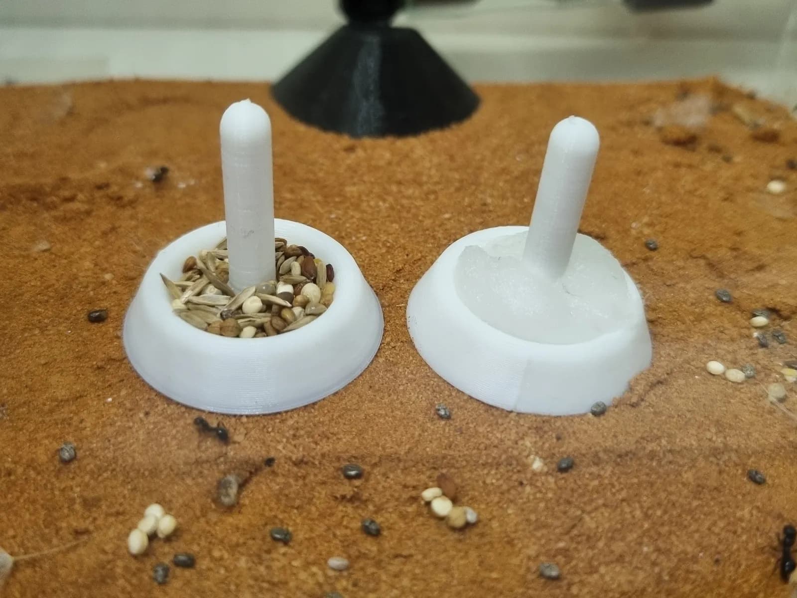 Mangeoire Liquide/Graines - Miniature 2